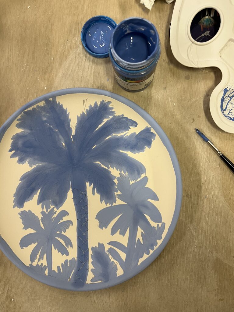 Atelier de peinture sur céramique au café Mimosa à Cannes