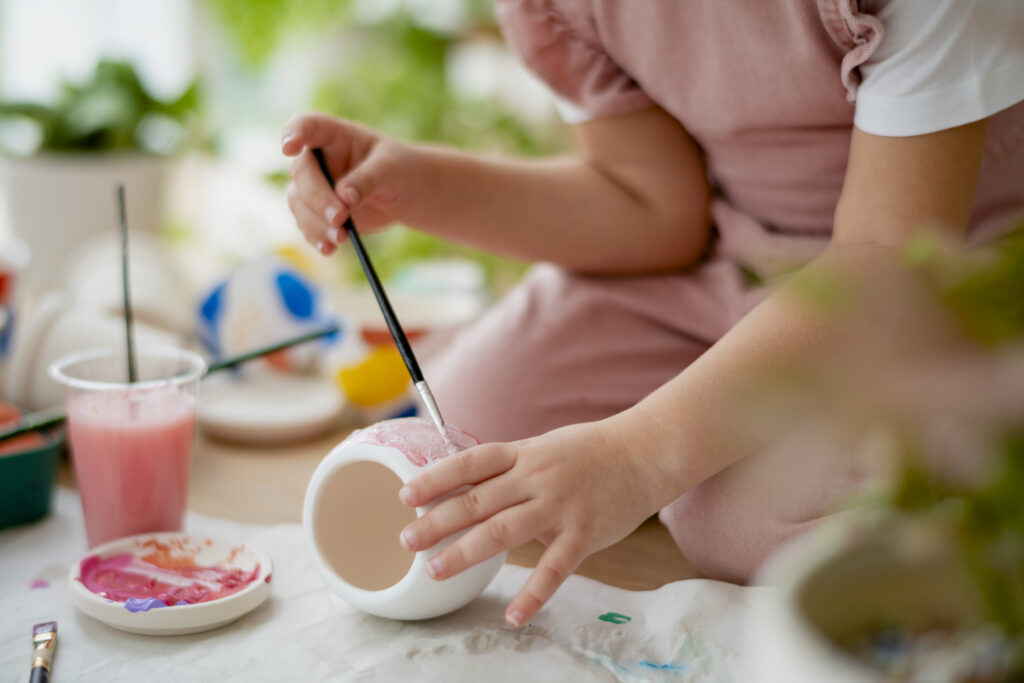 Atelier peinture sur céramique pour enfants