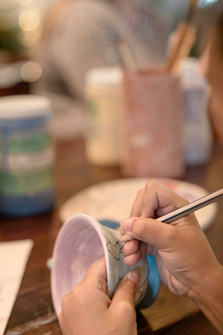 Dessin sur bol céramique atelier Cannes Mimosa
