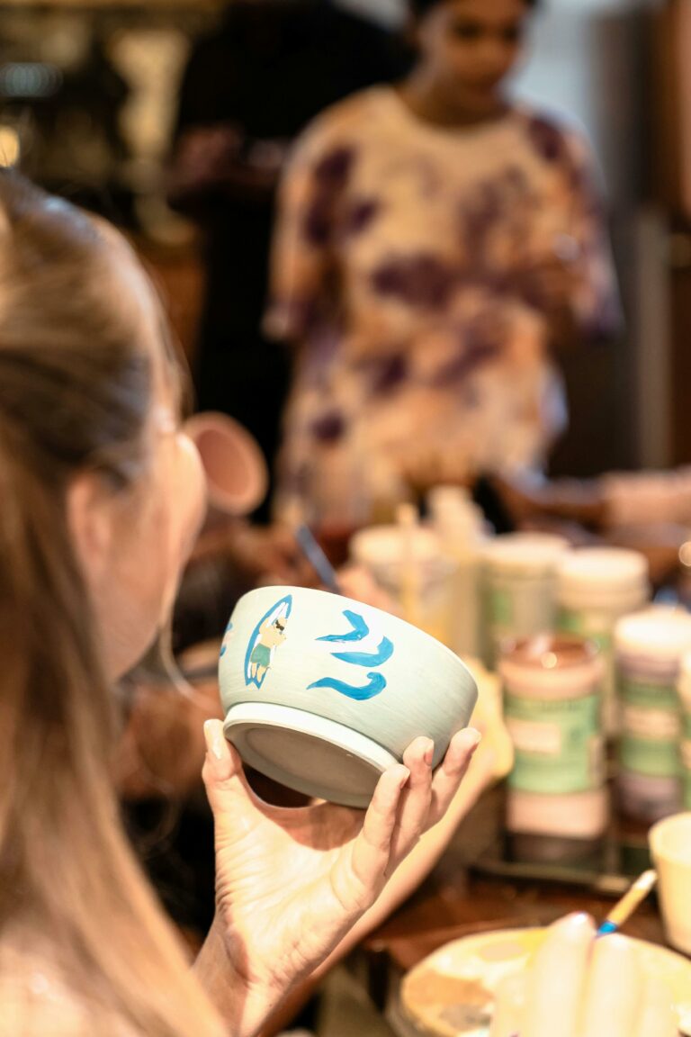 Peinture de bol en céramique dans un atelier à Cannes