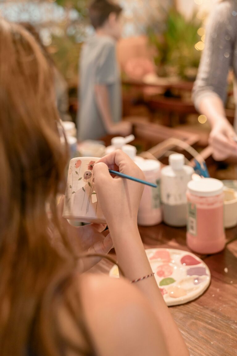 Atelier de peinture sur céramique au café Mimosa à Cannes