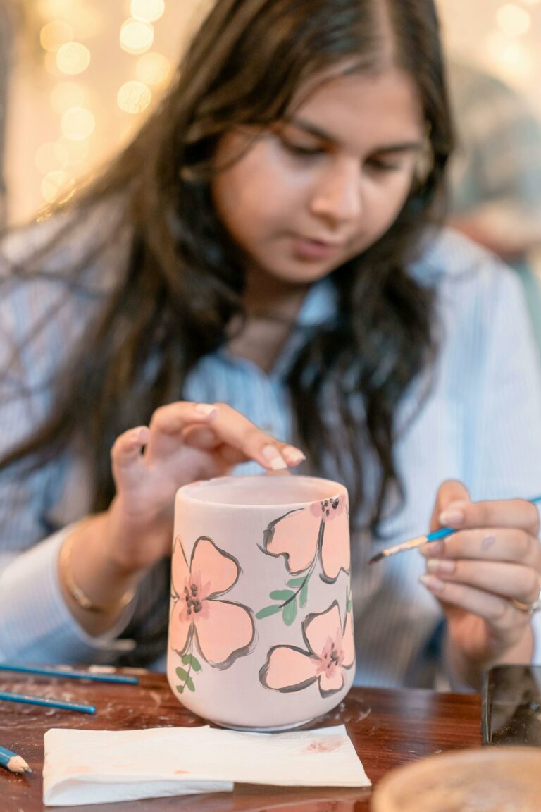 Participante à un atelier céramique café Mimosa