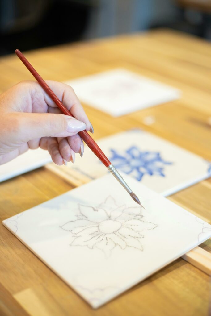 Atelier peinture sur céramique au café Mimosa Cannes